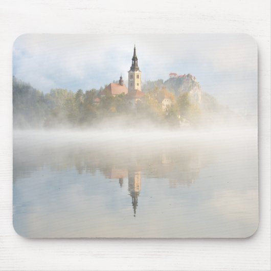Foggy sunrise bij Lake Bled Muismat (Voorkant)