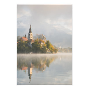 Foggy sunrise Lake Bled verticale afdruk