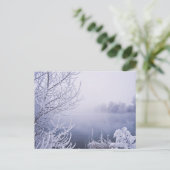 Foggy Winter Day bij de rivier Briefkaart (Staand voorkant)