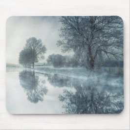 Foggy Winter Scene of a Lake, met bomen en Sky Muismat