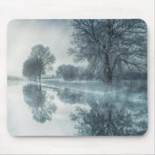 Foggy Winter Scene of a Lake, met bomen en Sky Muismat