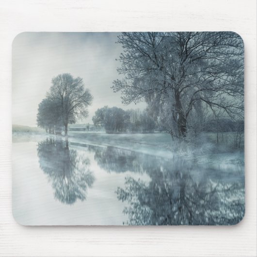 Foggy Winter Scene of a Lake, met bomen en Sky Muismat (Voorkant)