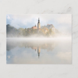 Foggy-zonsopgang bij Lake Bled Briefkaart