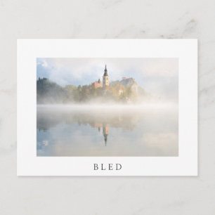 Foggy-zonsopgang bij Lake Bled Briefkaart