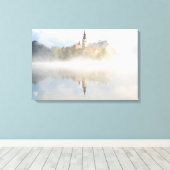 Foggy-zonsopgang bij Lake Bled Canvas Afdruk (Insitu (Houten vloer))