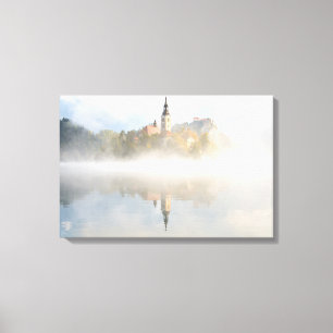 Foggy-zonsopgang bij Lake Bled Canvas Afdruk