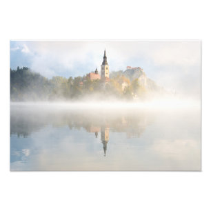 Foggy-zonsopgang bij Lake Bled Foto Afdruk