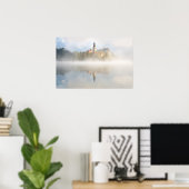 Foggy-zonsopgang bij Lake Bled Poster (Thuiskantoor)