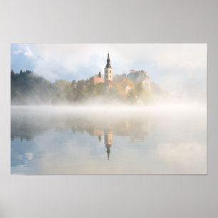 Foggy-zonsopgang bij Lake Bled Poster
