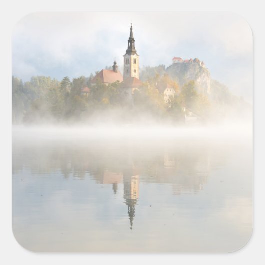 Foggy-zonsopgang bij Lake Bled Vierkante Sticker (Voorkant)