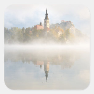 Foggy-zonsopgang bij Lake Bled Vierkante Sticker
