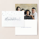 Foil Happy Hanukkah Snow Bubbles - Fotokaart Folie Kaarten<br><div class="desc">Stijlvolle en leuke Happy Hanukkah Snow Bubbles Holiday-fotokaart is perfect voor al je vrienden en familie dit vakantiejaar.  Pas de tekst aan met uw familienaam en het jaar en verwissel het afbeelding voor een foto van uw kinderen,  huisdier of het hele gezin.</div>