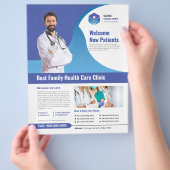 Folder met gezondheidszorgdiensten van de kliniek (Hand)