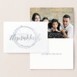 Folie Happy Hanukkah Snow Bubbles - Fotokaart Folie Kaarten<br><div class="desc">Stijlvolle en leuke Happy Hanukkah Snow Bubbles Holiday-fotokaart is perfect voor al je vrienden en familie dit vakantiejaar. Pas de tekst aan met uw familienaam en het jaar en verwissel het afbeelding voor een foto van uw kinderen,  huisdier of het hele gezin.</div>