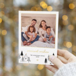 Folie kerstbomen begroeten Foto Holiday Folie Feestdagenkaart<br><div class="desc">Voeg wat shine toe aan je kerstkaarten met echte gouden, zilveren of roos bladaluminium! Deze klassieke en tijdloze metallische stijl is zeker om een ander niveau aan uw kaarten toe te voegen. Vervang je foto door de kerstboomgrens en stuur je vrienden en familie hartelijke wensen, prettige feestdagen, een vrolijk kerstfeest,...</div>