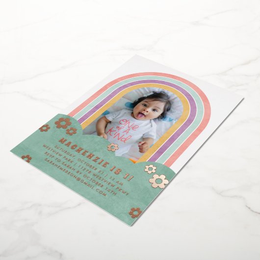 Folie Retro Rainbow Kind Birthday Uitnodiging (Gedraaid)