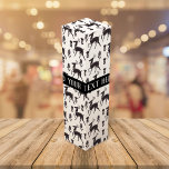 Folk Art Deer Patter  band Wijn<br><div class="desc">Het patroon kenmerkt zwarte herten en bloemsilhouetten in een Scandia folk art stijl op witte achtergrond met zwarte band en aanpasbare tekst in een modern wit lettertype</div>