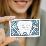 Folk Dentist logo Modern Visitekaartje<br><div class="desc">Dental visitekaartje ontwerp met een witte tand omgeven door bloemenfolk kunst-geïnspireerde elementen. Een witte rug met sjabloon velden voor uw contactgegevens. U kunt dit verder aanpassen door op de knop "PERSONALISEREN" te klikken. Hoesje Pagina achtergrond verstrekt door Freepik.</div>