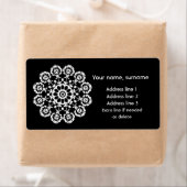 Folk in Black – Monochrome Lowicz Verzendlabel (Insitu)