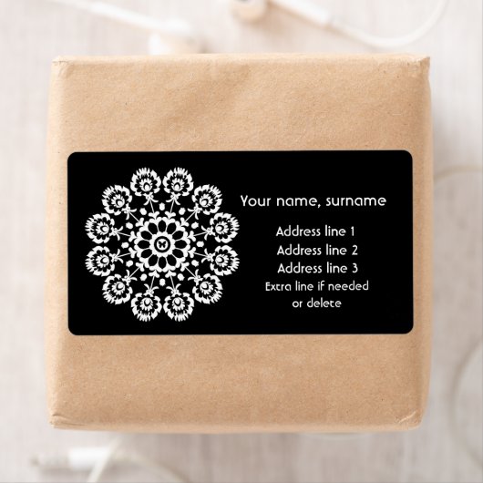 Folk in Black – Monochrome Lowicz Verzendlabel (Insitu)