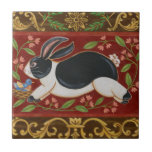 Folk Rabbit Tegeltje<br><div class="desc">Maak vandaag een modern kunstwerk met een bruine en rode achtergrond. Dit kunstwerk bevat een zwart-wit konijn dat lijkt te lopen. De details in dit afbeelding zijn zeer scherp en levendig. Het is een hedendaags kunststuk dat perfect zal zijn voor elk soort volksthema dat je probeert te vinden.</div>