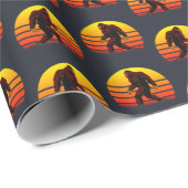 Folklore creature Bigfoot met een staande zon. Cadeaupapier (Rol Hoek)