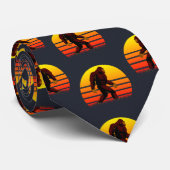 Folklore creature Bigfoot met een staande zon. Stropdas (Opgerold)