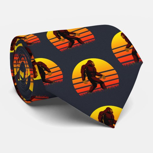 Folklore creature Bigfoot met een staande zon. Stropdas (Opgerold)