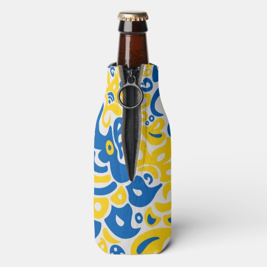 Folklore pattern with Oekrainian flag covu Flesjeskoeler (Fles Achterkant)