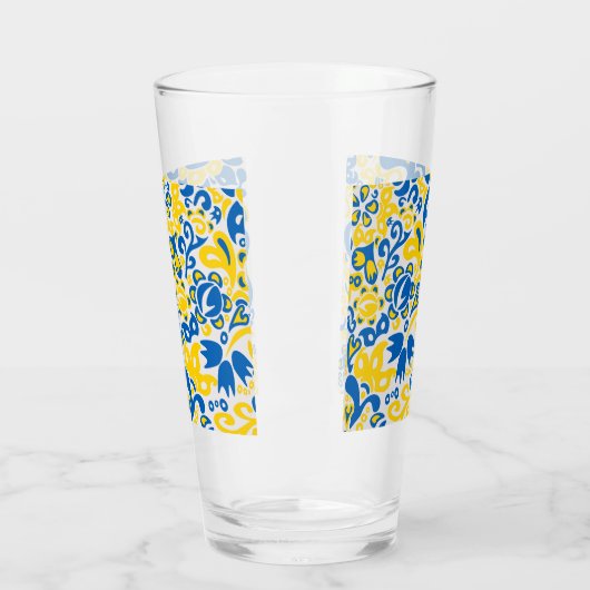 Folklore pattern with Oekrainian flag covu Glas (Links)