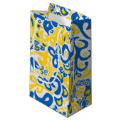 Folklore pattern with Oekrainian flag covu Klein Cadeauzakje (Voorkant Gekanteld)