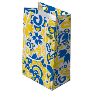 Folklore pattern with Oekrainian flag covu Klein Cadeauzakje