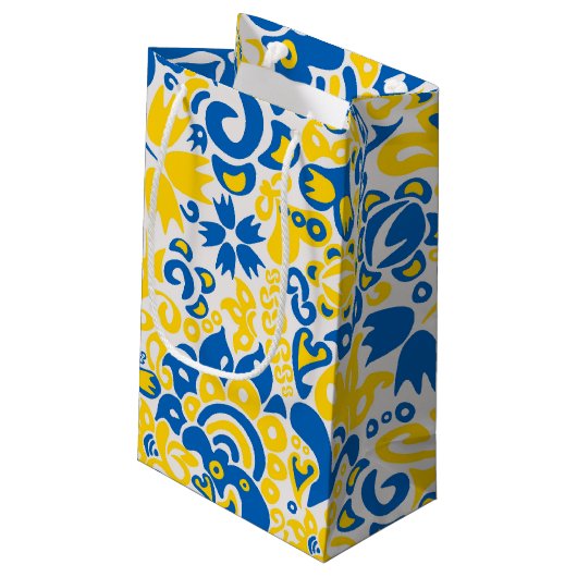 Folklore pattern with Oekrainian flag covu Klein Cadeauzakje (Achterkant Gekanteld)