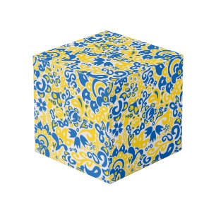 Folklore pattern with Oekrainian flag covu Kubus