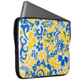 Folklore pattern with Oekrainian flag covu Laptop Sleeve (Voorkant Rechts)
