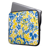 Folklore pattern with Oekrainian flag covu Laptop Sleeve (Voorkant Links)