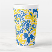 Folklore pattern with Oekrainian flag covu Latte Mok (Voorkant)