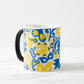 Folklore pattern with Oekrainian flag covu Magische Mok (Voorkant links)