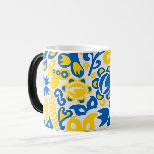 Folklore pattern with Oekrainian flag covu Magische Mok (Voorkant links)