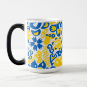 Folklore pattern with Oekrainian flag covu Magische Mok (Links)