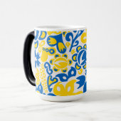 Folklore pattern with Oekrainian flag covu Magische Mok (Voorkant links)