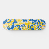 Folklore pattern with Oekrainian flag covu Persoonlijk Skateboard (Horizontaal)
