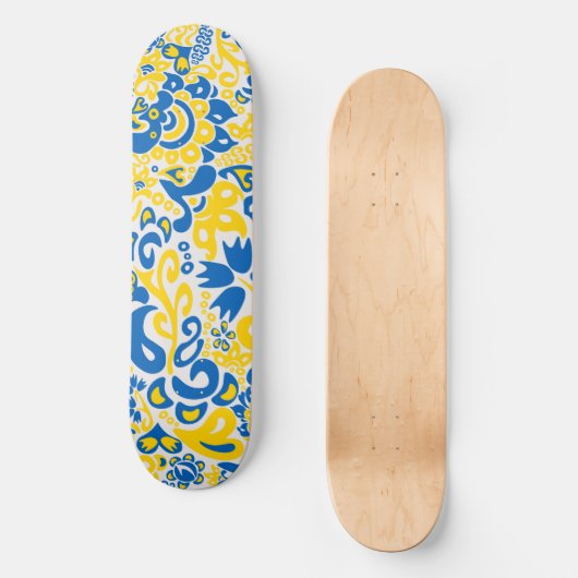 Folklore pattern with Oekrainian flag covu Persoonlijk Skateboard (Voorkant)