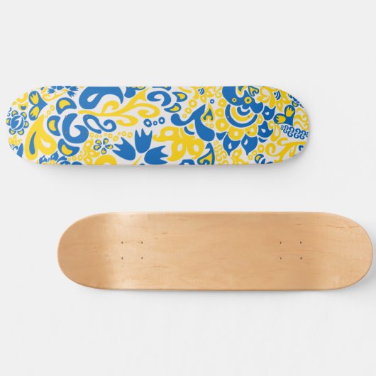 Folklore pattern with Oekrainian flag covu Persoonlijk Skateboard (Horizontaal)