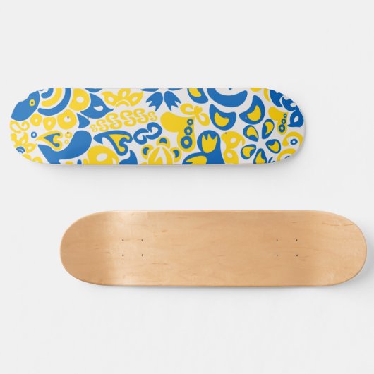Folklore pattern with Oekrainian flag covu Persoonlijk Skateboard (Horizontaal)