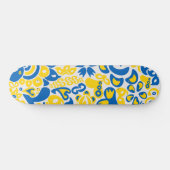 Folklore pattern with Oekrainian flag covu Persoonlijk Skateboard (Horizontaal)