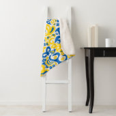 Folklore pattern with Oekrainian flag covu Sherpa Deken (In situ)