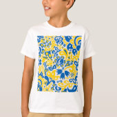 Folklore pattern with Oekrainian flag covu T-shirt (Voorkant)