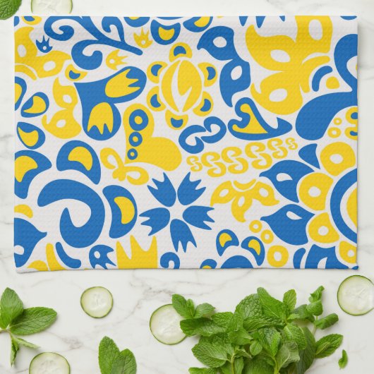 Folklore pattern with Oekrainian flag covu Theedoek (Gevouwen)