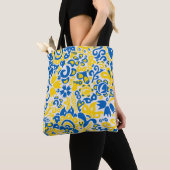 Folklore pattern with Oekrainian flag covu Tote Bag (Dichtbij)